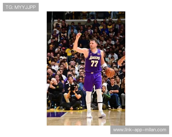 东契奇后仰中投直落篮筐，独行侠再稳一局